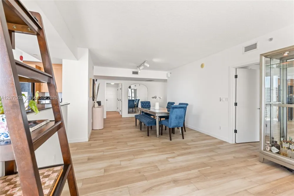 325 S Biscayne Blvd #2723 Miami, FL 33131