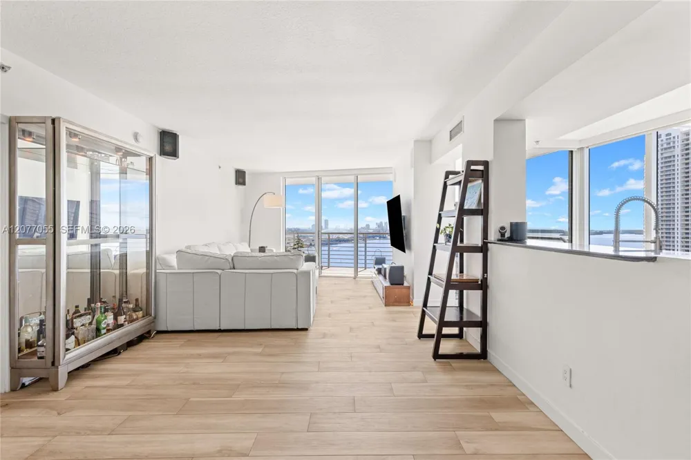 325 S Biscayne Blvd #2723 Miami, FL 33131