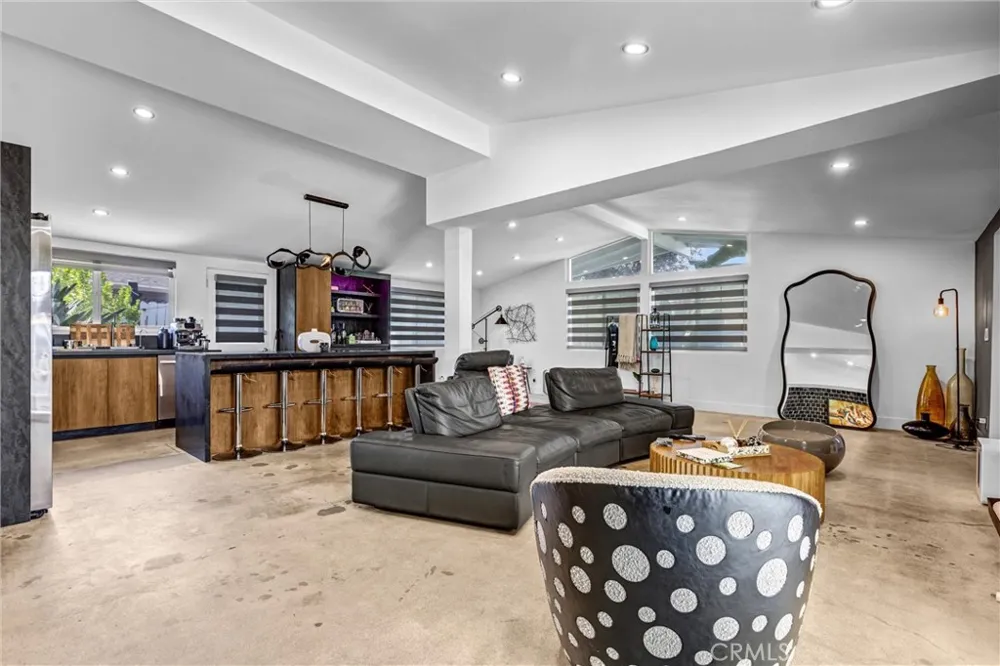 20562 Skouras Winnetka, CA 91306
