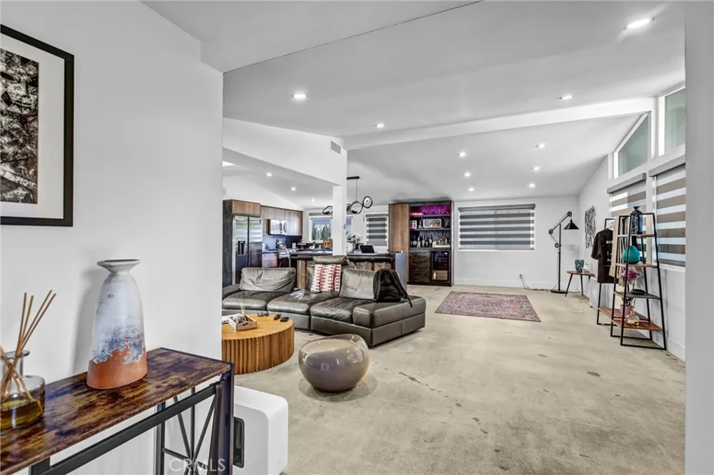 20562 Skouras Winnetka, CA 91306