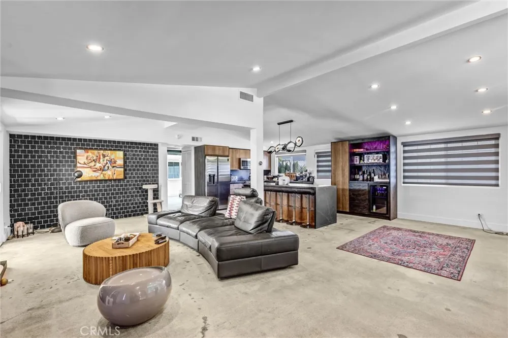 20562 Skouras Winnetka, CA 91306