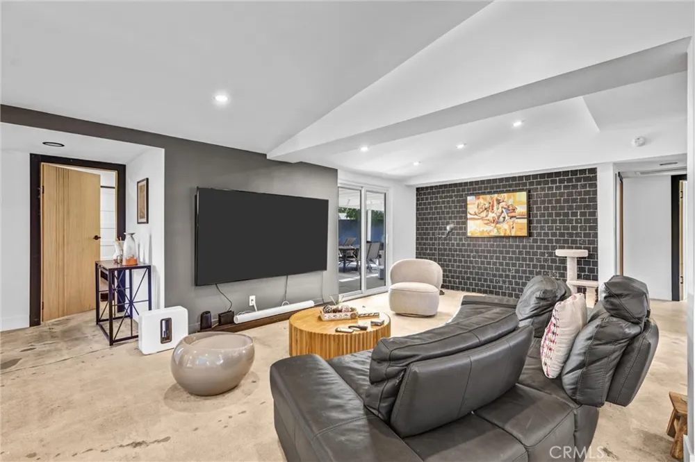 20562 Skouras Winnetka, CA 91306
