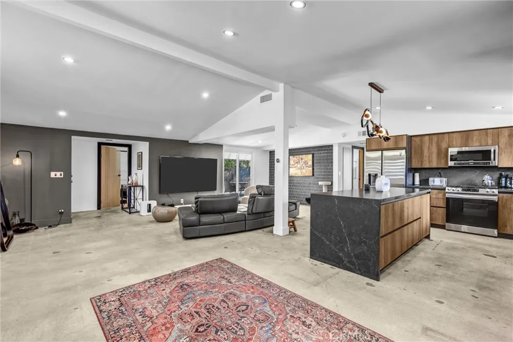 20562 Skouras Winnetka, CA 91306