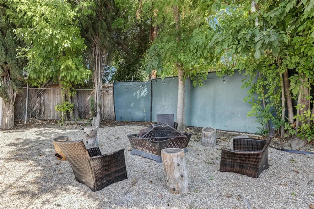 20562 Skouras Winnetka, CA 91306