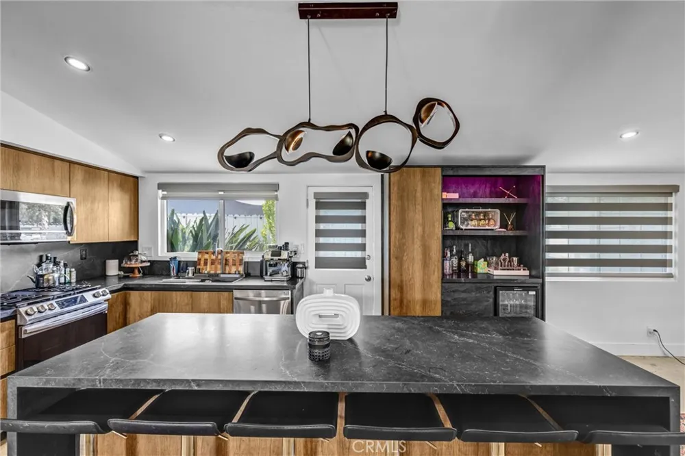 20562 Skouras Winnetka, CA 91306