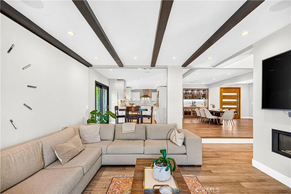 19541 Greenbriar Drive Tarzana, CA 91356