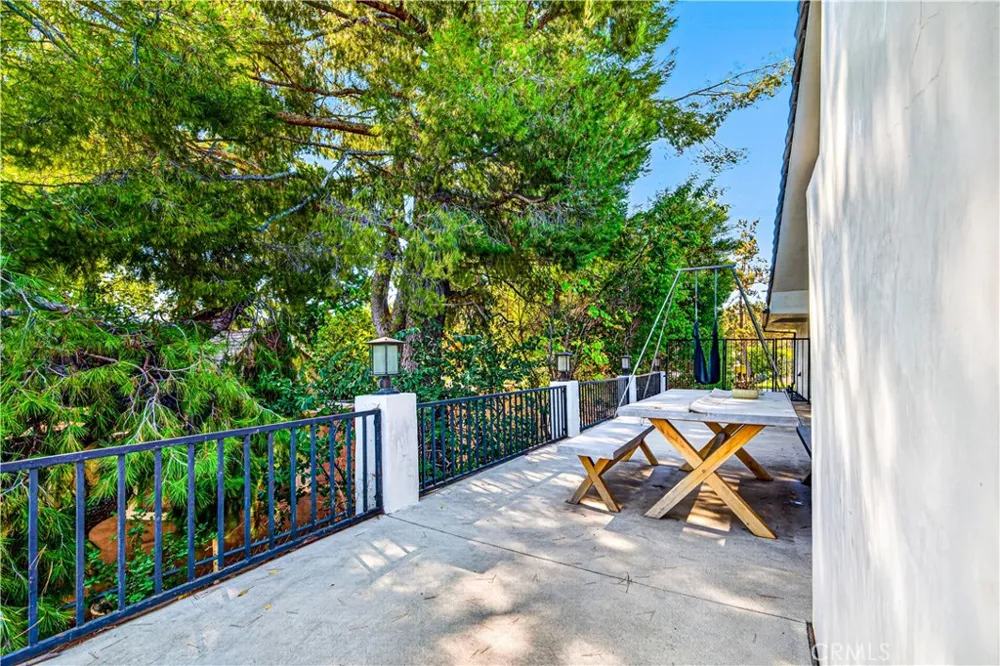 19541 Greenbriar Drive Tarzana, CA 91356