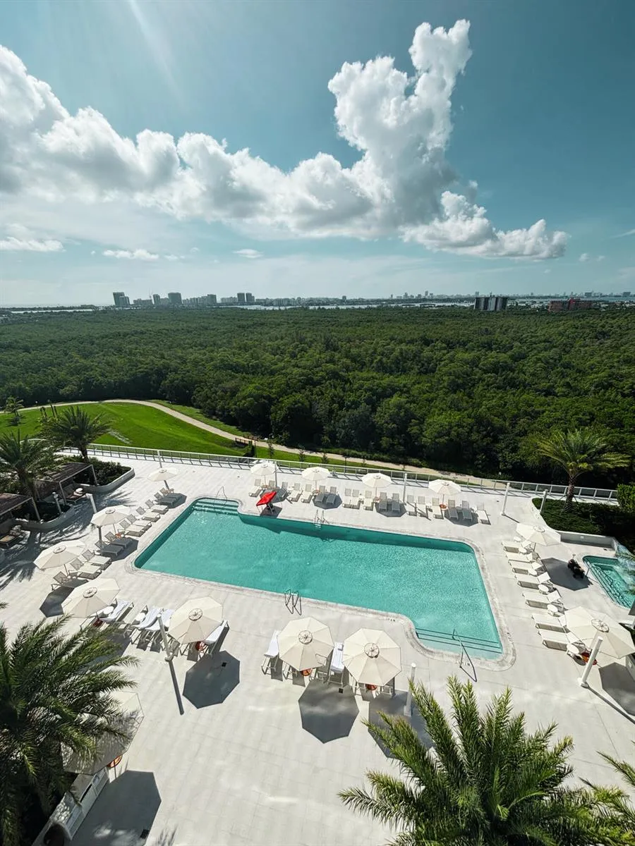 2411 Laguna Circle #1104 North Miami, FL 33181