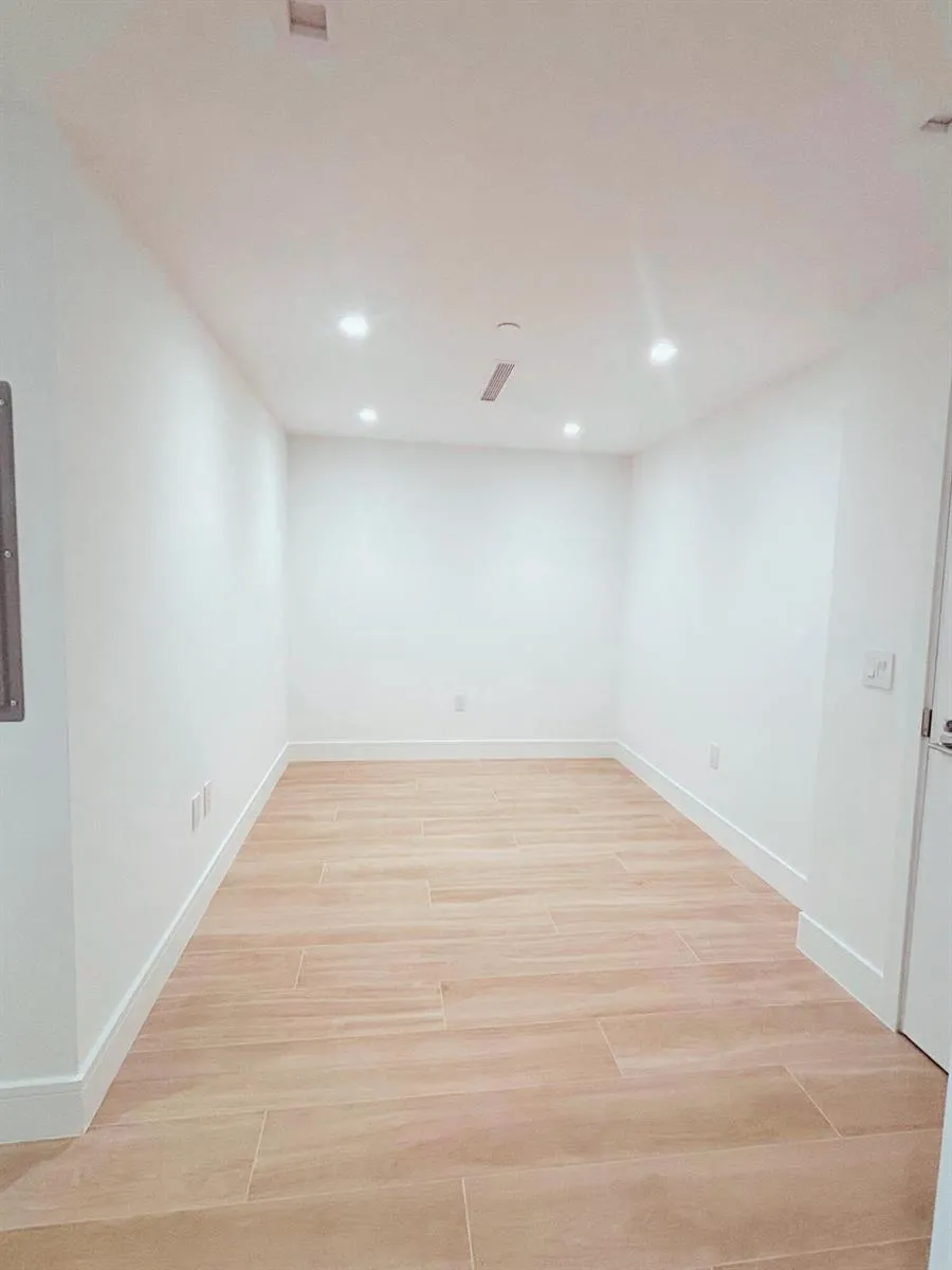 2411 Laguna Circle #1104 North Miami, FL 33181