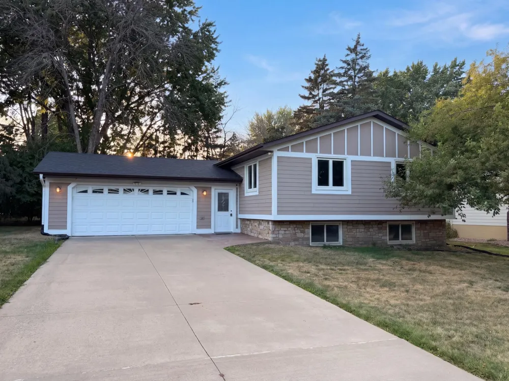 1896 Richal Drive Woodbury, MN 55125