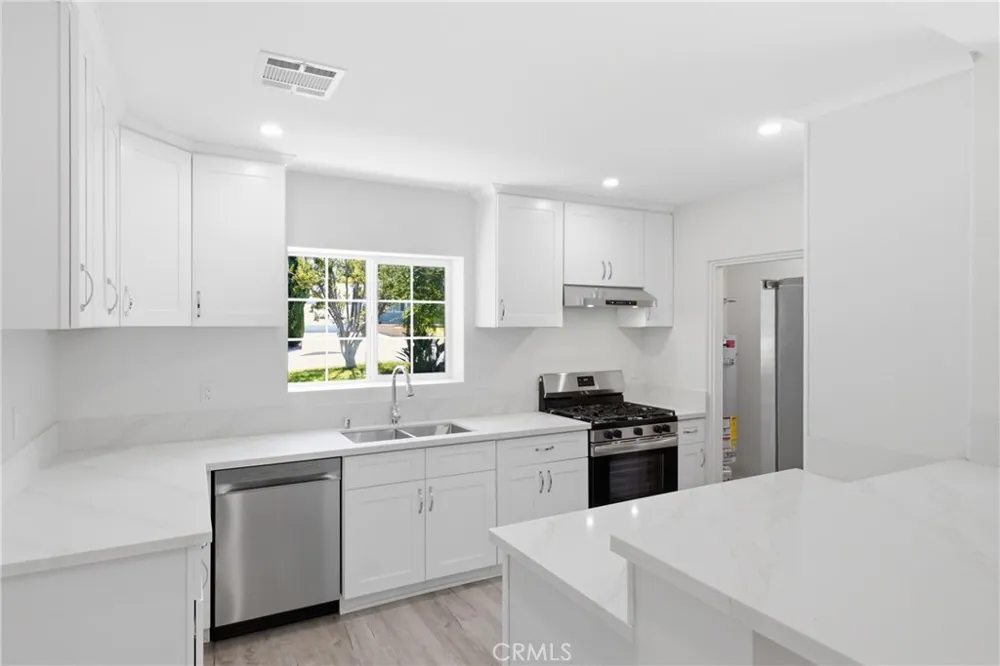 10227 Mcvine Sunland, CA 91040