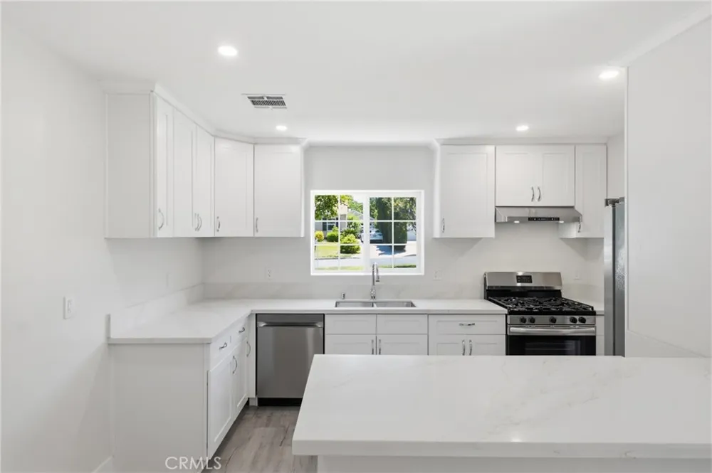 10227 Mcvine Sunland, CA 91040