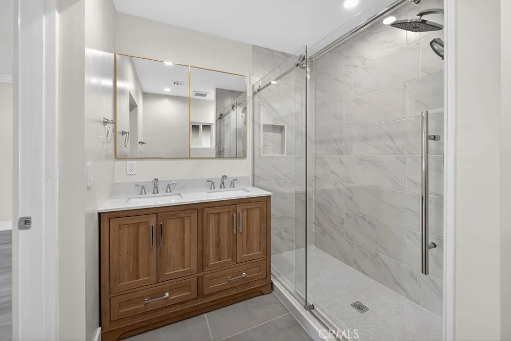 10227 Mcvine Sunland, CA 91040
