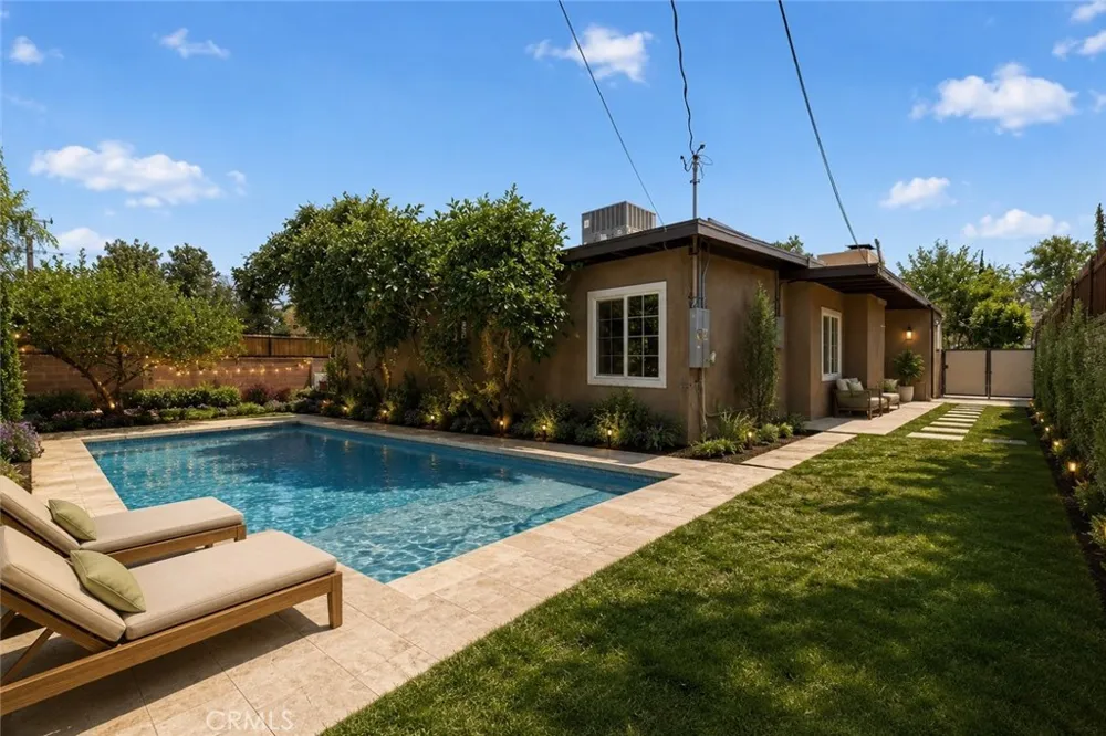 10227 Mcvine Sunland, CA 91040