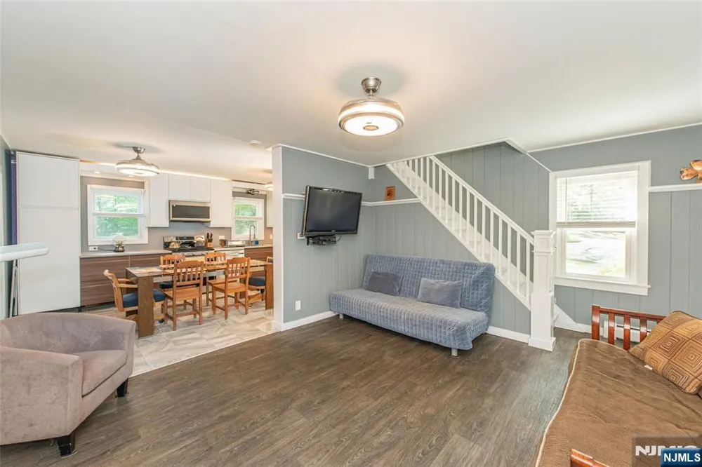 17 Highland Road Bloomingdale, NJ 07403