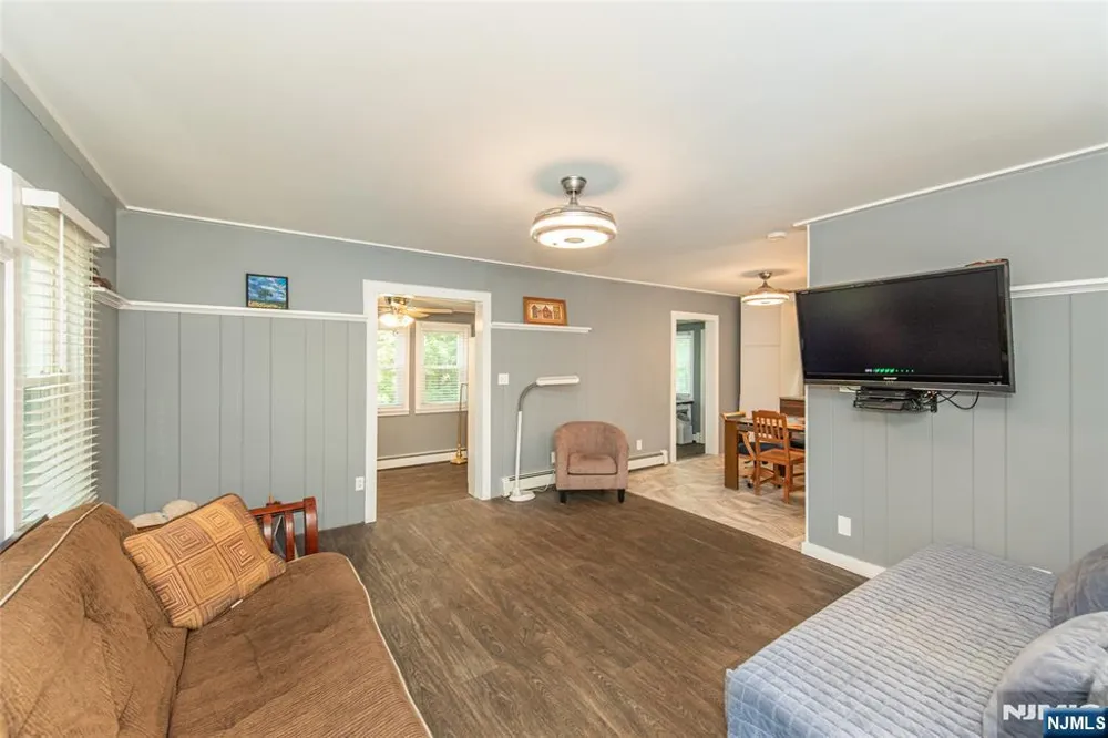 17 Highland Road Bloomingdale, NJ 07403