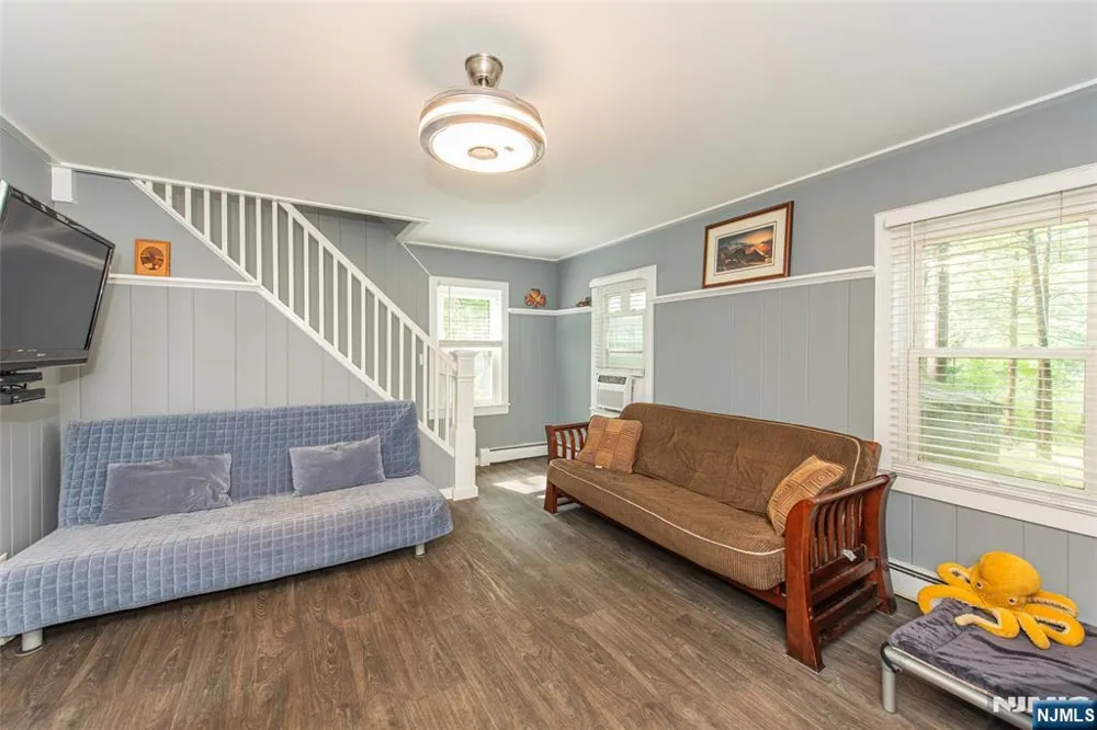 17 Highland Road Bloomingdale, NJ 07403