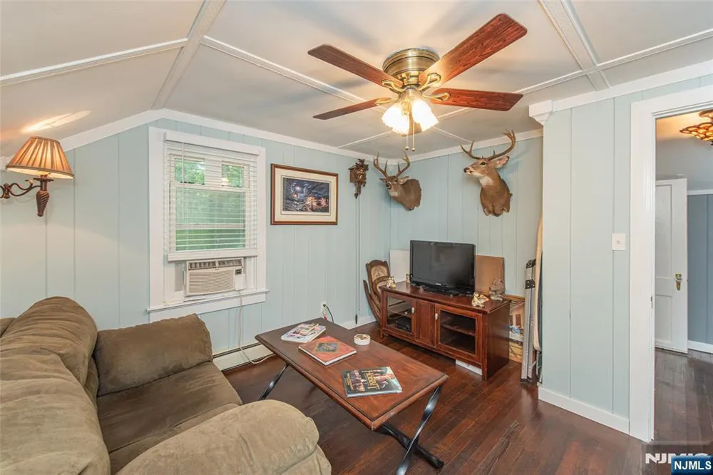 17 Highland Road Bloomingdale, NJ 07403