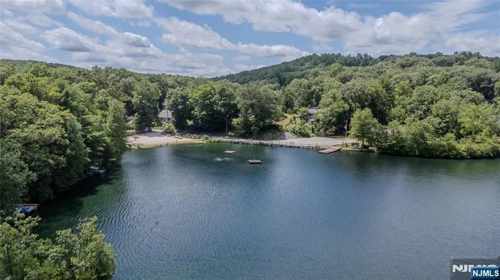 17 Highland Road Bloomingdale, NJ 07403