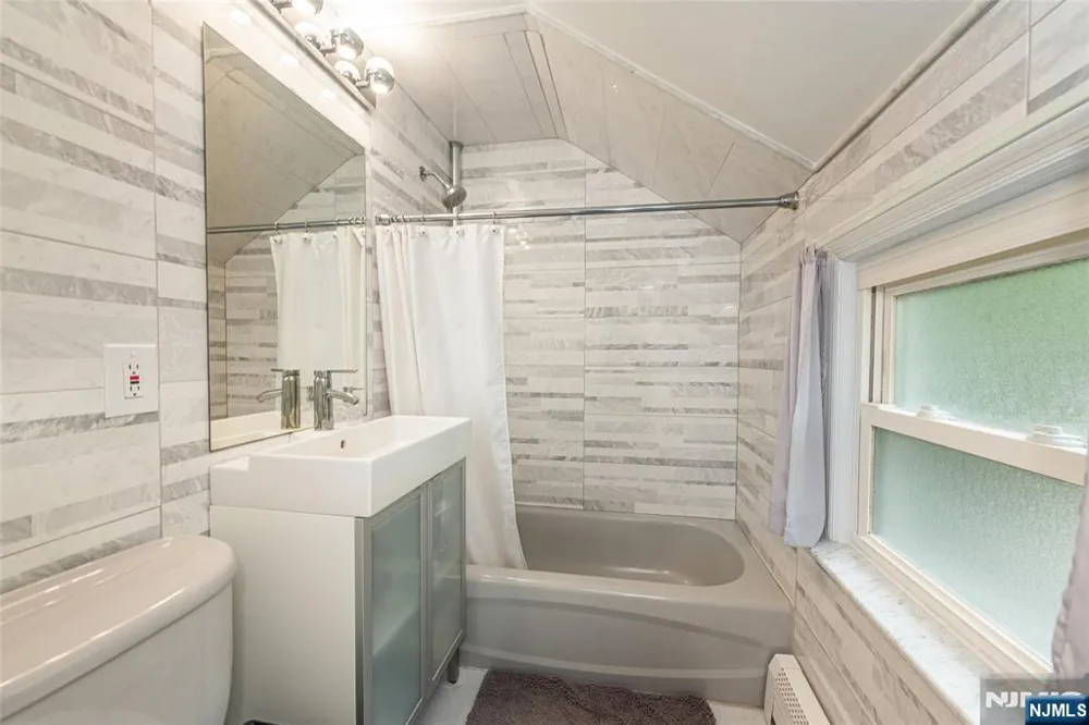 17 Highland Road Bloomingdale, NJ 07403