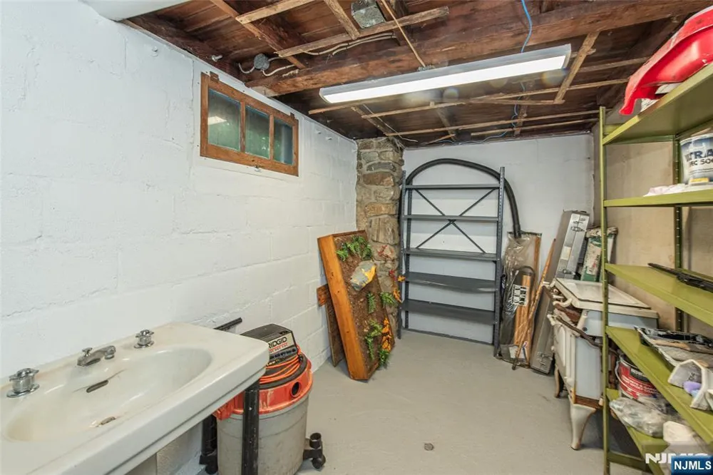 17 Highland Road Bloomingdale, NJ 07403