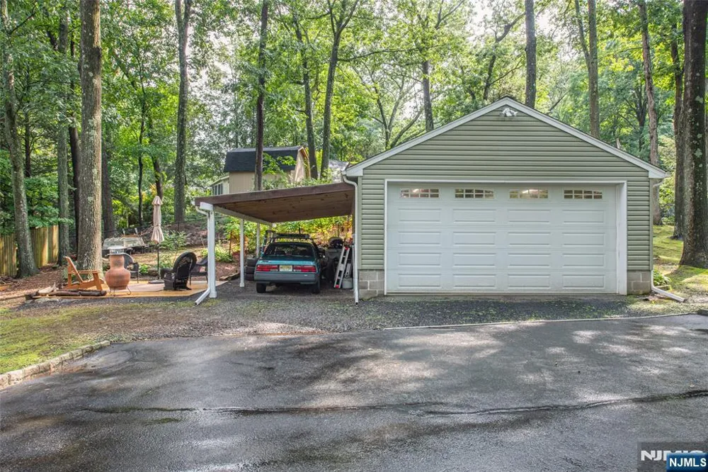 17 Highland Road Bloomingdale, NJ 07403