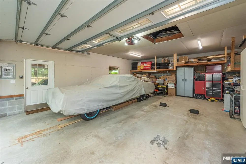 17 Highland Road Bloomingdale, NJ 07403
