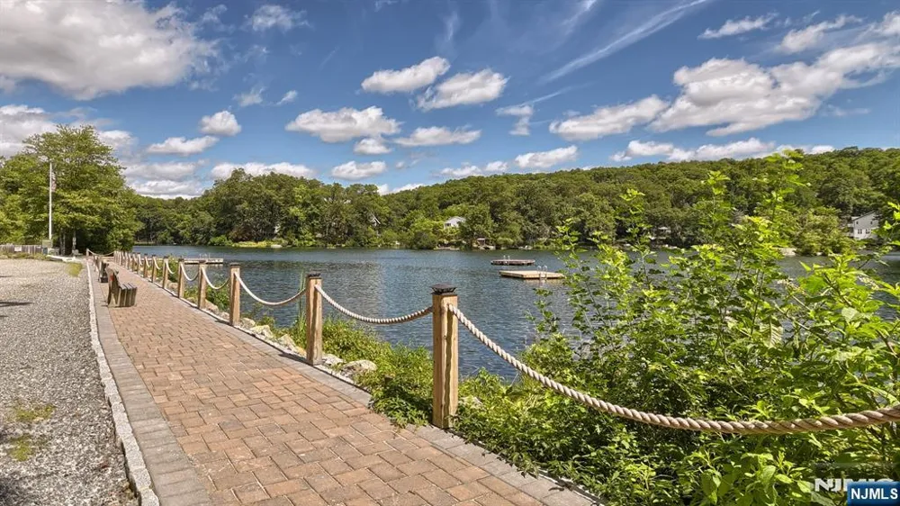 17 Highland Road Bloomingdale, NJ 07403