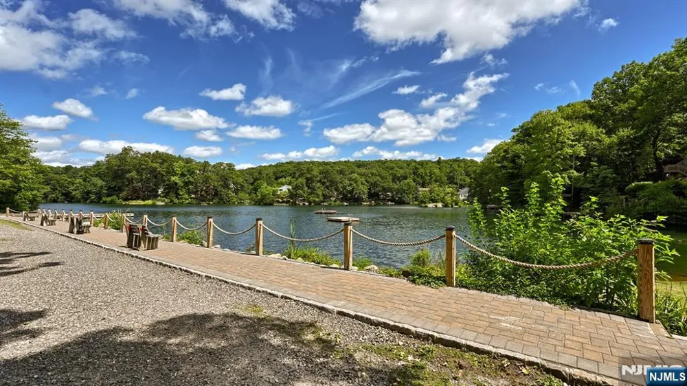 17 Highland Road Bloomingdale, NJ 07403