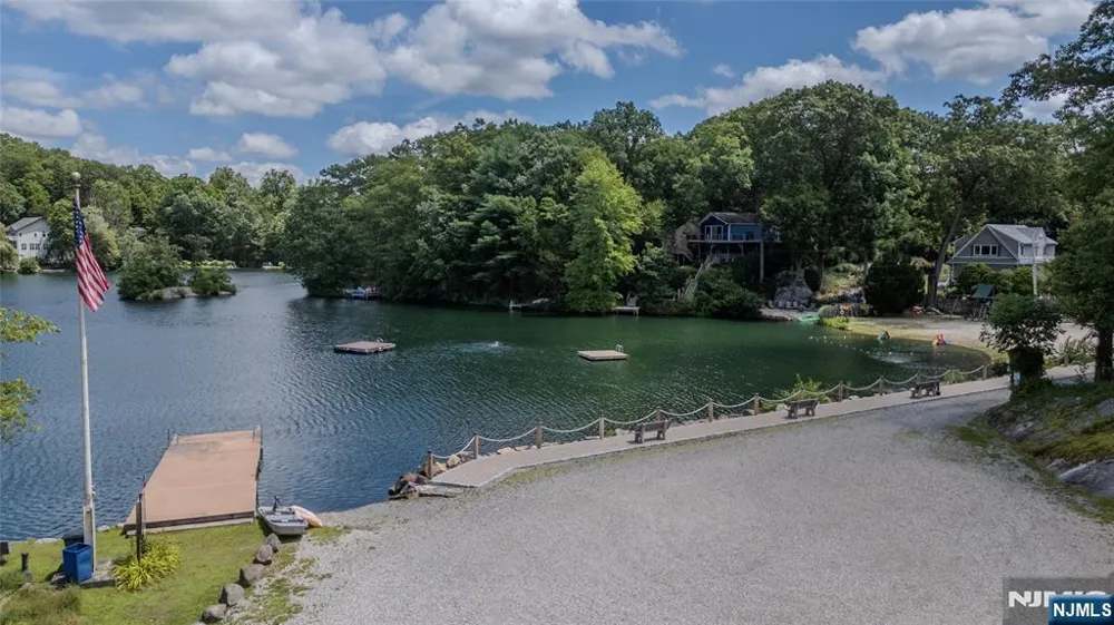 17 Highland Road Bloomingdale, NJ 07403