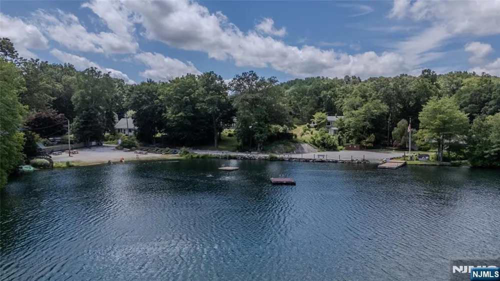 17 Highland Road Bloomingdale, NJ 07403
