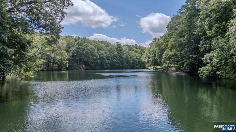 17 Highland Road Bloomingdale, NJ 07403