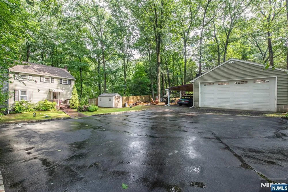 17 Highland Road Bloomingdale, NJ 07403