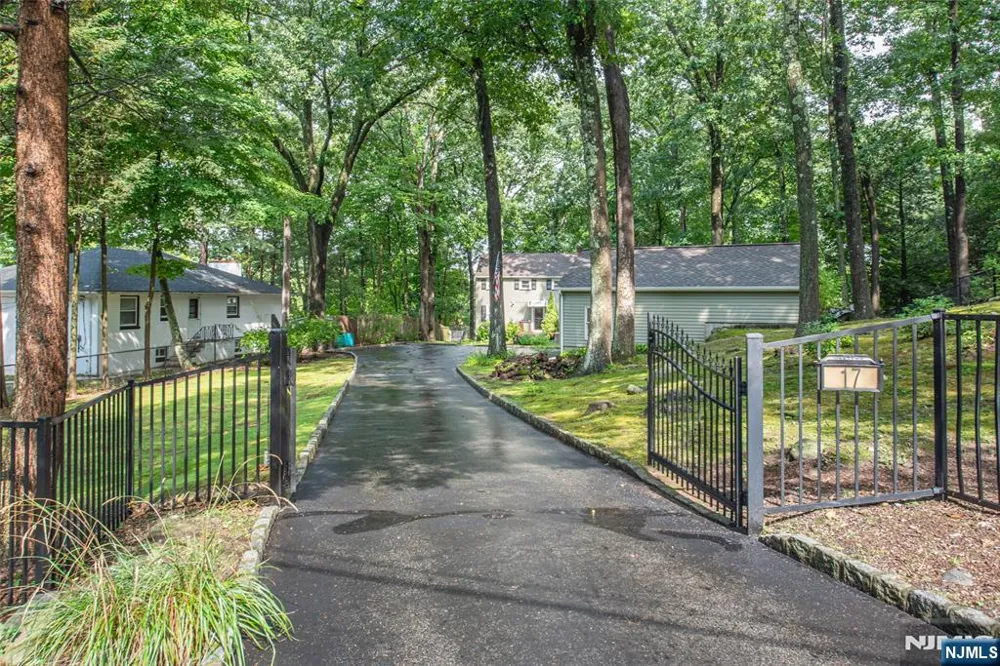 17 Highland Road Bloomingdale, NJ 07403