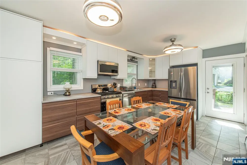 17 Highland Road Bloomingdale, NJ 07403