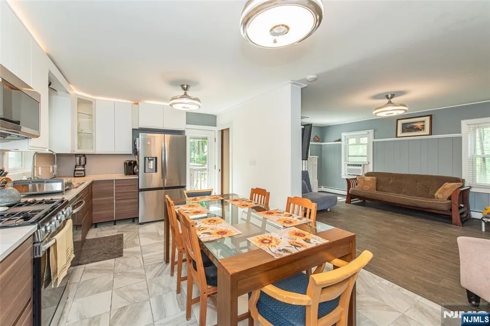 17 Highland Road Bloomingdale, NJ 07403