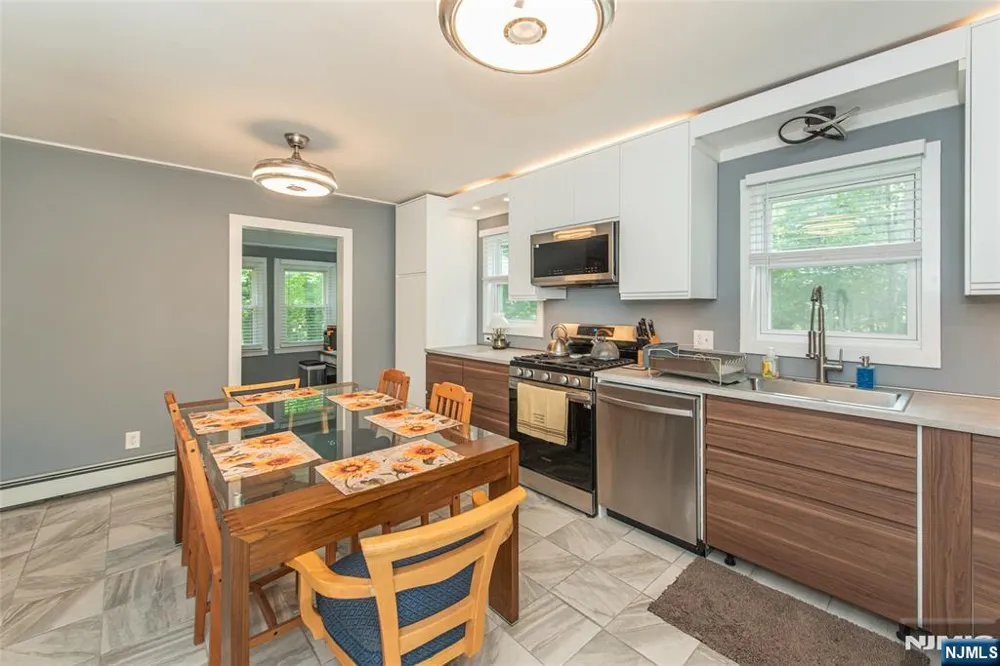 17 Highland Road Bloomingdale, NJ 07403