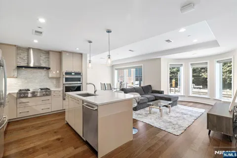 100 Eton Row 203
