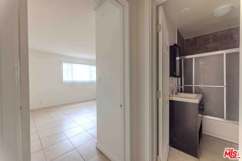 947 S Westmoreland Avenue #203 Los Angeles, CA 90006