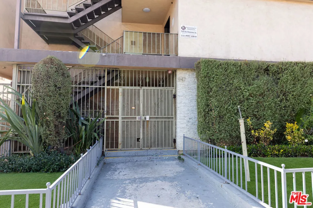 947 S Westmoreland Avenue #203 Los Angeles, CA 90006