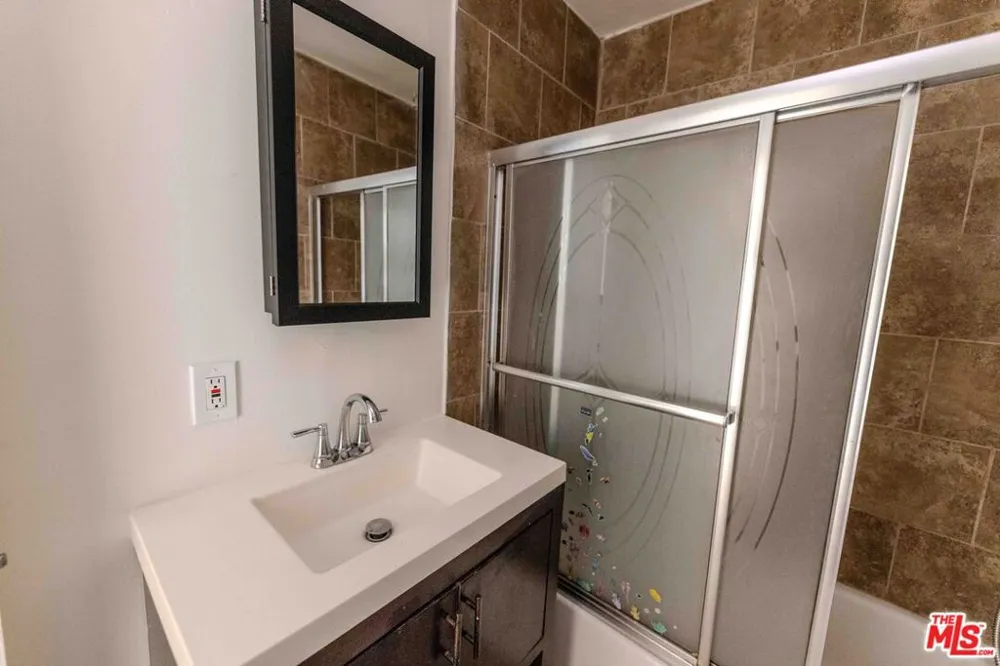 947 S Westmoreland Avenue #203 Los Angeles, CA 90006