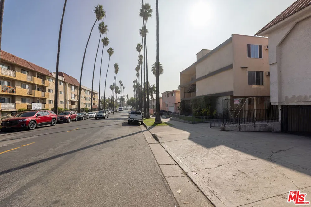 947 S Westmoreland Avenue #203 Los Angeles, CA 90006