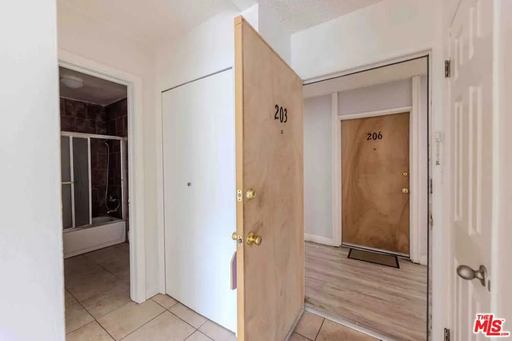 947 S Westmoreland Avenue #203 Los Angeles, CA 90006