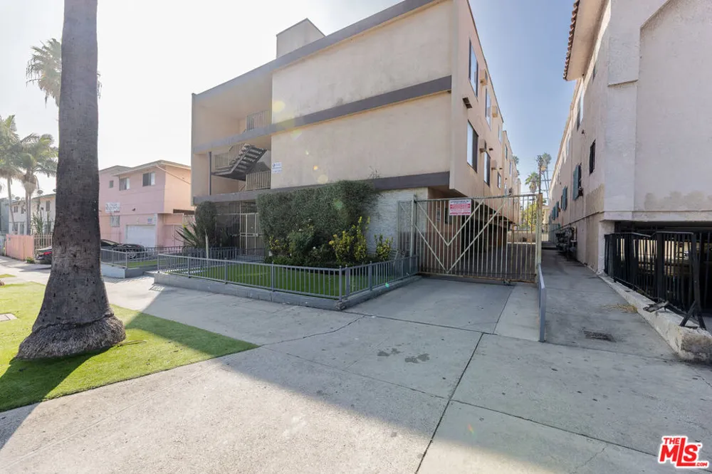 947 S Westmoreland Avenue #203 Los Angeles, CA 90006