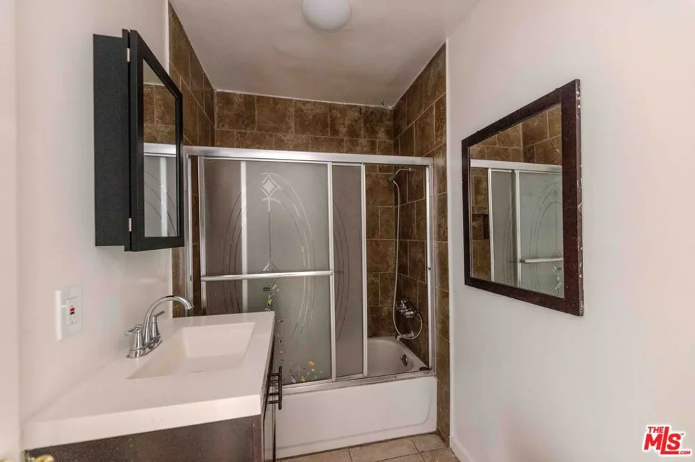 947 S Westmoreland Avenue #203 Los Angeles, CA 90006