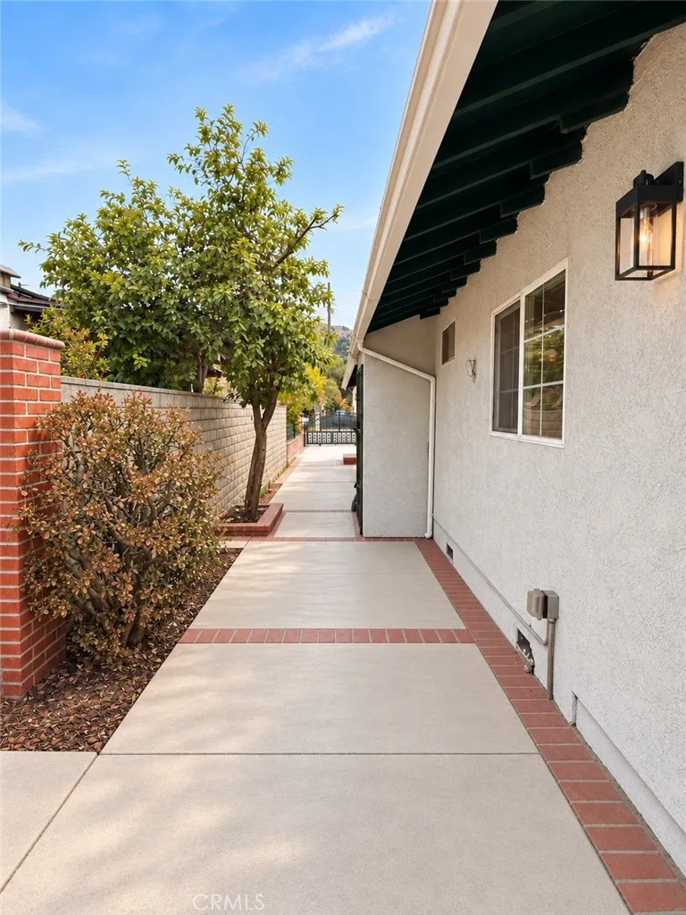7881 Claybeck Avenue Sun Valley, CA 91352