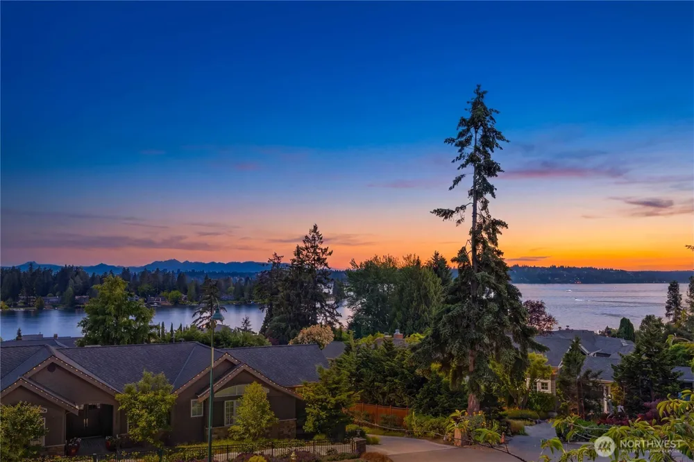 4218 92nd Avenue NE Yarrow Point, WA 98004