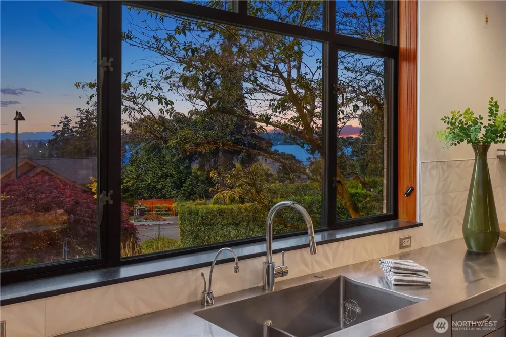 4218 92nd Avenue NE Yarrow Point, WA 98004