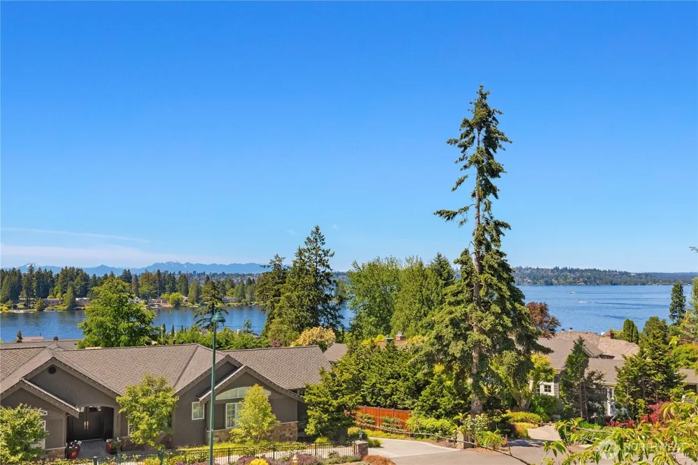 4218 92nd Avenue NE Yarrow Point, WA 98004