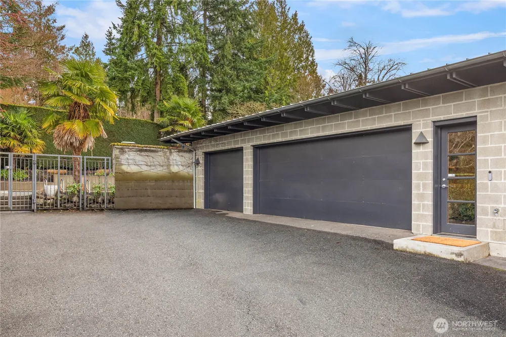 4218 92nd Avenue NE Yarrow Point, WA 98004
